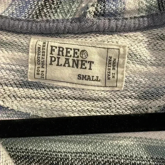 Free Planet Women’s Small Kangaroo Pocket Hooded Pullover - Picture 3 of 9